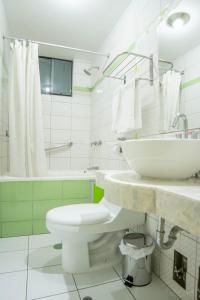 阿雷基帕英卡明公寓式酒店的白色的浴室设有水槽和卫生间。
