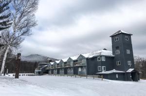 基灵顿基林顿山区酒店的一座大建筑,地面上积雪