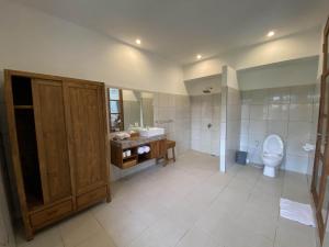 乌布Luxury Villa Ada Padi Ubud one bed room的浴室设有卫生间、水槽和卫生间。