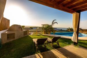 维加伊托Casas Lua & Mar - Vichayito - Máncora的一个带桌椅的后院和一个游泳池