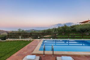 AngelianaDimokritos Villas, a homestay experience, By ThinkVilla的一座房子后院的游泳池