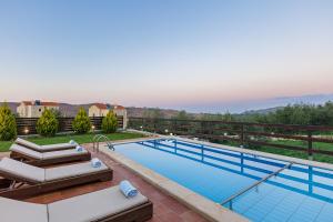 AngelianaDimokritos Villas, a homestay experience, By ThinkVilla的享有房屋景致的游泳池