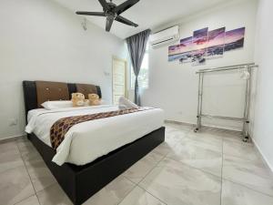 瓜埠Langkawi Cozy Holiday Home at Taman Indah by Zervin的一间卧室,配有一张带两个泰迪熊的床