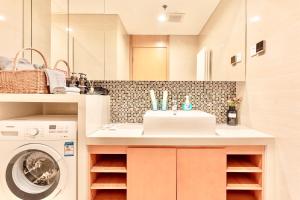 天津天津G'公寓 - 五大道店的一间带水槽和洗衣机的浴室