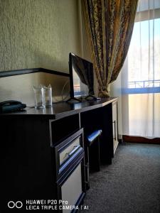 斯莫梁Ribkata Family Hotel的一张桌子,上面有一台电脑,上面有窗户