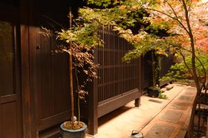 京都Yado Kiramachi的花园内有两棵树,围栏上