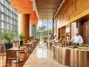 香港香港诺富特东荟城酒店的餐厅设有厨师,在自助餐厅准备食物