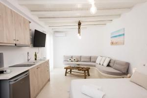 胡拉吉亚Gorgeous Studio In Cycladic Architecture Overlooking The Aegean的厨房以及带沙发的起居室。