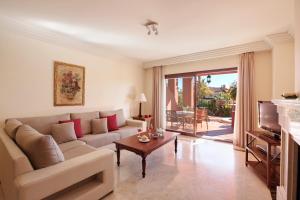马贝拉瓦萨里度假酒店的客厅配有沙发和桌子