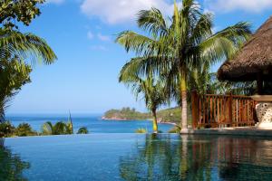 马埃岛贝拉扎尔区瓦莫尔温泉度假酒店的海景游泳池