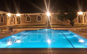 Karadut尤弗拉特内姆鲁特酒店的游泳池在晚上设有喷泉
