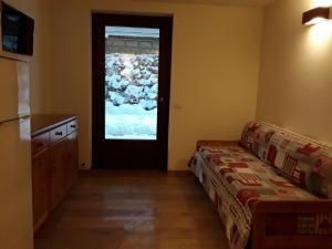 圣卡特琳娜瓦尔夫Apartments "STELLA ALPINA"的带沙发和门的客厅