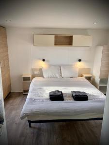 东卡佩勒Chalet Relax的一间卧室配有一张大床和两条毛巾