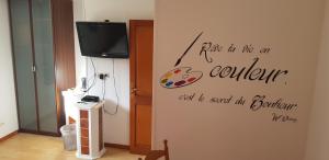 Siguer坎瑟拉庄园旅馆的客厅配有电视和引用的墙壁