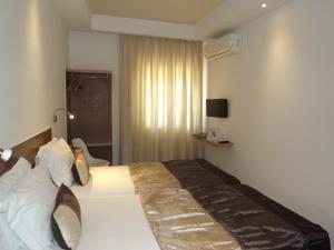 拉戈斯玛阿祖尔酒店的酒店客房配有一张带白色枕头的大床