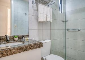 纳塔尔Golden Tower的浴室配有卫生间、盥洗盆和淋浴。