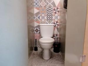 拉纳卡Le Mat Hostel的浴室设有卫生间,配有粉红色和紫色的墙壁