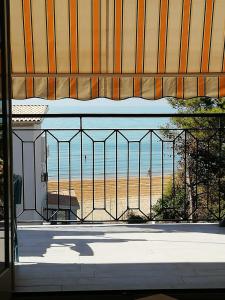 雷阿尔蒙特Maré - Scala dei Turchi的阳台享有海滩美景。