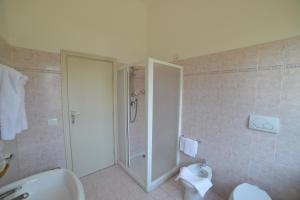罗马匹考尔安切勒迪克里斯托雷旅馆的带淋浴和卫生间的浴室