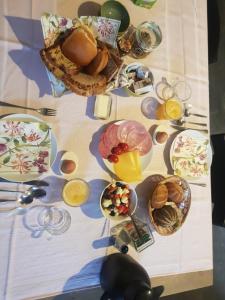 ElstBed & Breakfast Bloemen Vertellen的一张桌子,上面放着食物和饮料