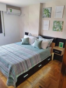 科尔多瓦Alojamiento Maria :-)的一间卧室配有一张带毯子和枕头的床。