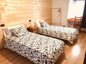 阿穆里奥Hospedaje Albizabal HVI00405的木墙客房的两张床