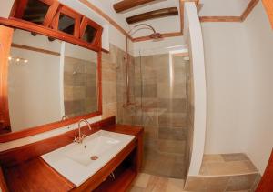 Hotel Marquesa de Pinares的一间浴室