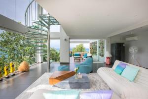 茶云莱海滩Villa Sasipimon - Panoramic Duplex Studio的客厅配有白色的沙发和桌子