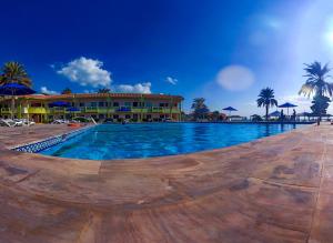 乌姆盖万Flamingo Beach Hotel的度假村前的大型游泳池