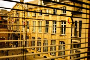 安特卫普Aplace Antwerp boutique flats & hotel rooms的从窗户可欣赏到大建筑的景色