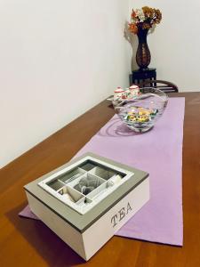 索马伦巴多CASA DEI FIORI的桌上的盒子,带一碗糖果