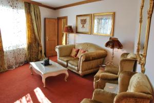 克莱恩 蒙塔纳高尔夫宫殿大酒店的带沙发和咖啡桌的客厅