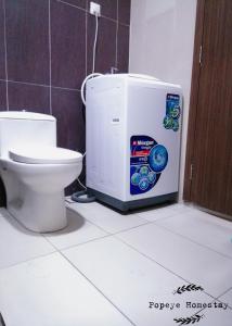 新山Luxury Premium Suite @ Kempas Johor Bahru的一间带卫生间和水冷器的浴室