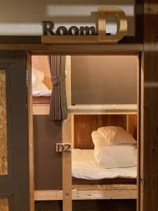 Ichinomiya普瑞塔托拉米旅馆的客房内的两张双层床