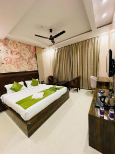 穆扎夫法尔普尔Blue Diamond Resort & Hotel的一间卧室设有一张带花墙的大床
