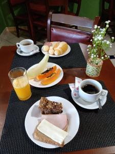 乌巴图巴Pousada Alentejano II的餐桌,带食物、咖啡和饮料盘
