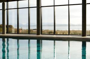 克雷格纽尔马尔岛Spa酒店 的游泳池设有窗户,享有水景