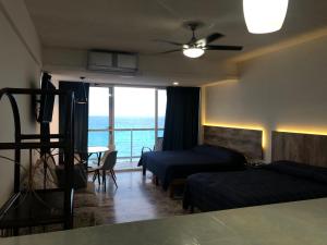 坎昆Salvia Cancun Aparts的一间带两张床的卧室,享有海景