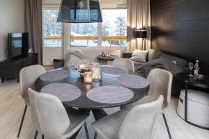 列维Levin Kunkku B2 Apartment Grey的一间带桌椅的用餐室