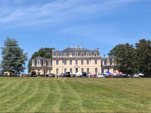 chambre zen château de la Bouchatte外面的花园