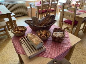 勒索兹伊基普酒店的桌子,带面包和篮子,桌子,椅子