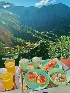 马斯卡Sweet Home Masca的一张带餐盘的桌子,享有山景