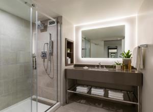 华盛顿Hotel Madera的一间带水槽和淋浴的浴室