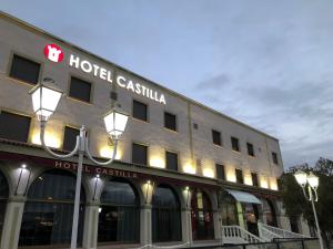 托里霍斯Hospedium Hotel Castilla的一间位于酒店前方的标牌酒店