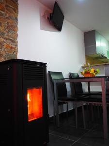SameiroCasa D'Avó- Serra da Estrela的一间带壁炉的客房,毗邻一张桌子,设有一间用餐室