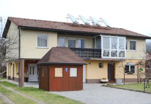 采尔克尼察Apartma Vila Zigmund的屋顶上设有太阳能电池板的房子