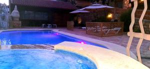 FrailesCasas Rurales Almoguer的后院的游泳池
