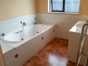 帕拉帕拉乌姆海滩Quiet homestay, private room with own bathroom的带浴缸和盥洗盆的浴室