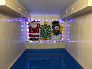 叶列茨Motel Prival的浴室设有浴缸和圣诞装饰