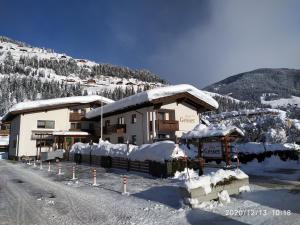 锡利安吉赛尔酒店的山边的积雪覆盖的建筑